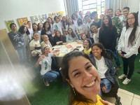 Foto_Profa_Thais_e_estudantes.png