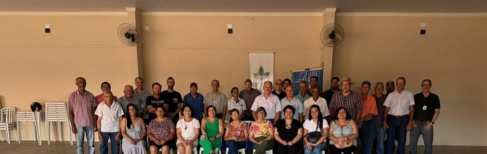 Na imagem, a profa. Andréia Cerizza (sentada na 3ª cadeira da dir. para a esq.) e representantes da APRUP.