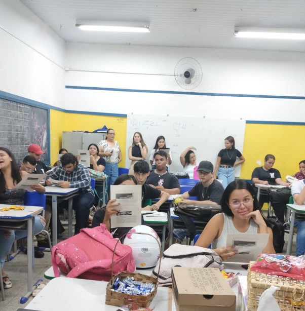 Alunos do colégio 18 de junho respondendo às questões sobre o texto