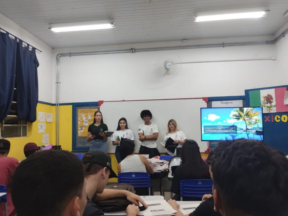 Estudantes de Letras e do colégio 18 de junho durante a leitura do texto literário